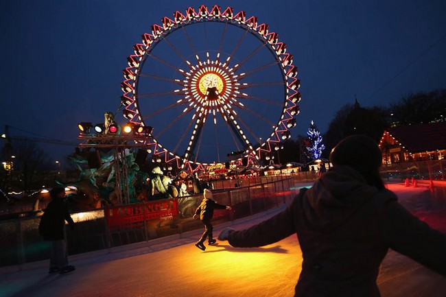 Le 28 novembre, les touristes ont fait du patin à glace au marché de No?l sur la place Alexander à Berlin.