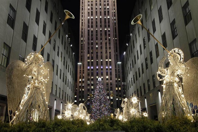 Le 28 novembre, lors de la cérémonie d'illumination de No?l à New York, le maire et ses invités ont illuminé le sapin géant et les illuminations de No?l devant le gratte-ciel de Rockefeller.