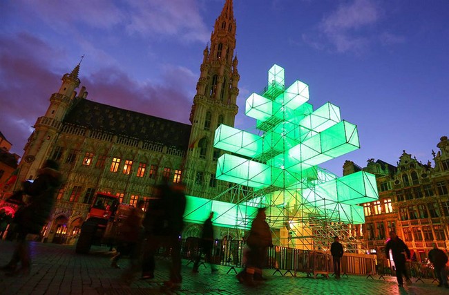 Un ? arbre de No?l ? électronique d'une hauteur de 23,4 mètres a été installé sur la Grand-Place à Bruxelles.