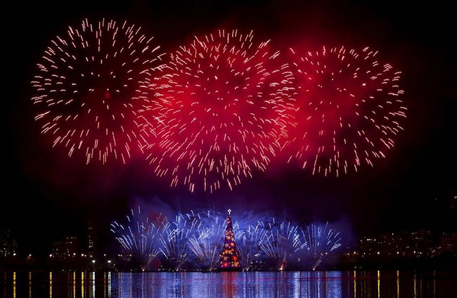 Le 1er décembre à Rio de Janeiro, des feux d'artifice ont été lancés lors de la cérémonie d'illumination de No?l.