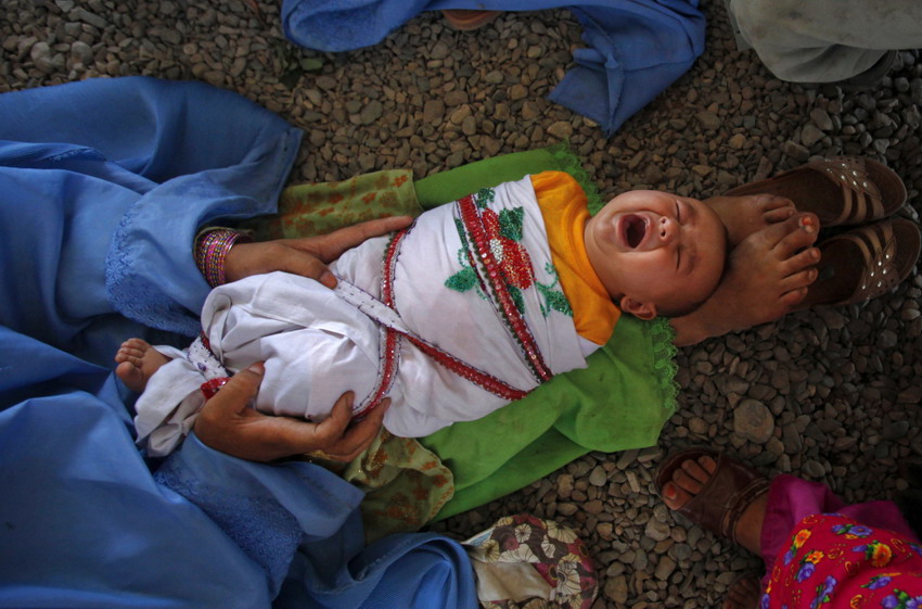 Le 31 mai 2012 à Peshawar au Pakistan, une femme afgane et son fils bient?t expulsés et rapatriés en Afganistan. REUTERS/Fayaz Aziz