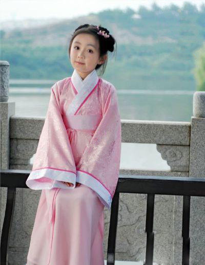 Adorable ! Une petite fille en costume traditionnel chinois (4)