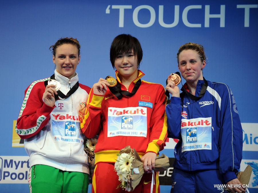 La Chinoise Ye Shiwen, lors de la cérémonie de remise des médailles de la finale du 200 m quatre nages, au quatrième jour des Championnats du monde de natation en petit bassin, à Istanbul, en Turquie, le 15 décembre 2012. Ye Shiwen a remporté le titre en réalisant un temps de 2 minutes et 4,64 secondes