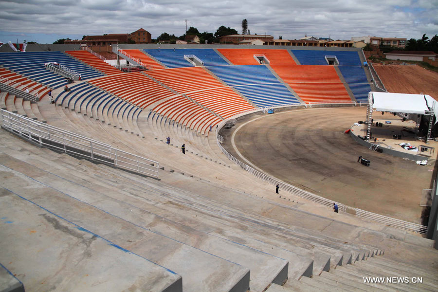 Des ouvriers nettoient le nouveau stade de rugby baptisé "Colisée de Madagascar" avant la cérémonie d'inauguration à Tananarive, capitale de Madagascar, le 15 décembre 2012. Ce stade, d'une superficie de 9 871m2 et d'une capacité de 35 000 places, est le plus grand des Etats insulaires de l'océan Indien, selon un responsable du ministère des Sports. (Photo : Mika Rajaonarison)