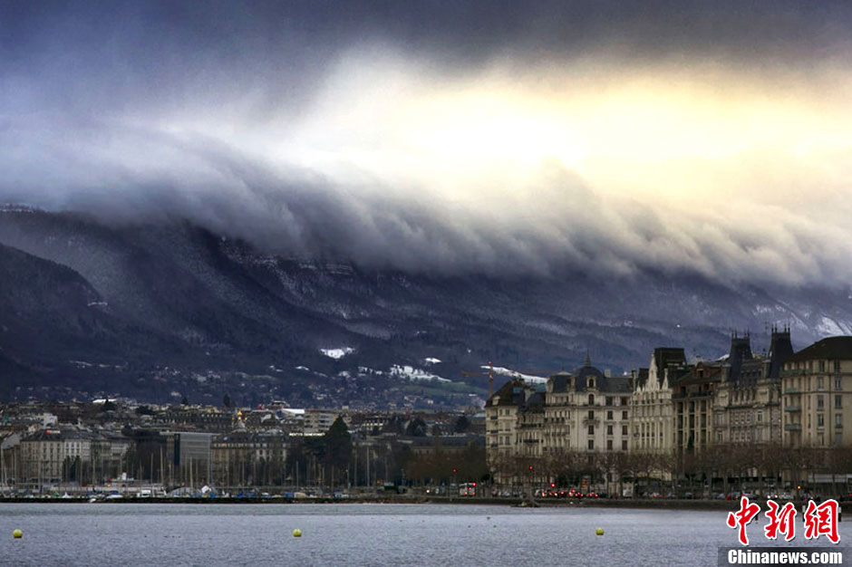 Encore un signe de la fin du monde ? Un ? Tsunami ? de nuages sur Genève