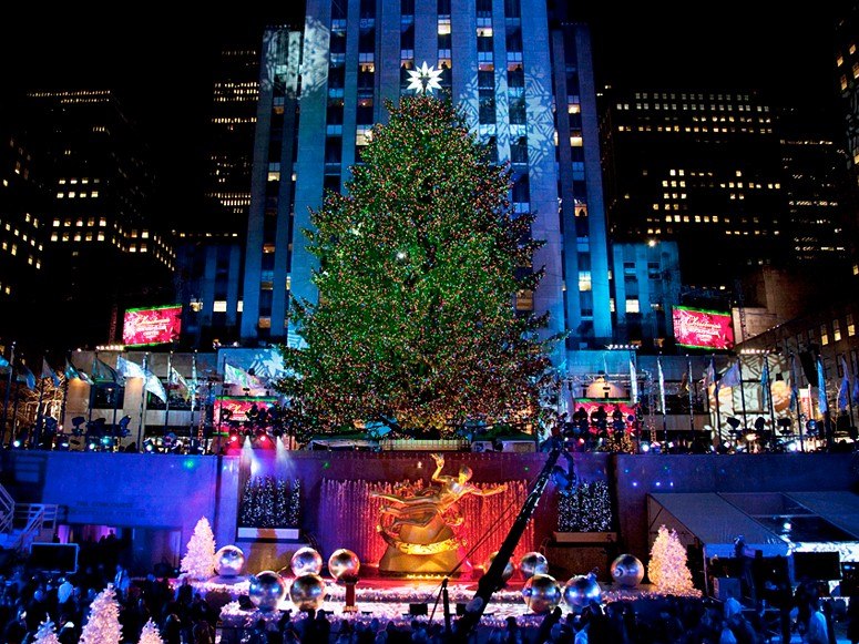 L'arbre de No?l devant la tour Rockefeller, New YorkLa première cérémonie d'illuminations de No?l devant l'immeuble Rockefeller s'est tenue en 1933. Cette année, on a accueilli un sapin de Norvège de 25 mètres de haut qui est venue du New Jersey.