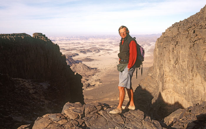 David Coulson dans le sud-est de l'Algérie en 1997. La photo est fournie par David Coulson et Trust for African Rock Art (TARA).