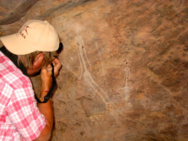 David Coulson photographie les peintures blanches dans les montagnes de l'Ennedi, au Tchad, en 2012. La photo est fournie par David Coulson et Trust for African Rock Art (TARA).