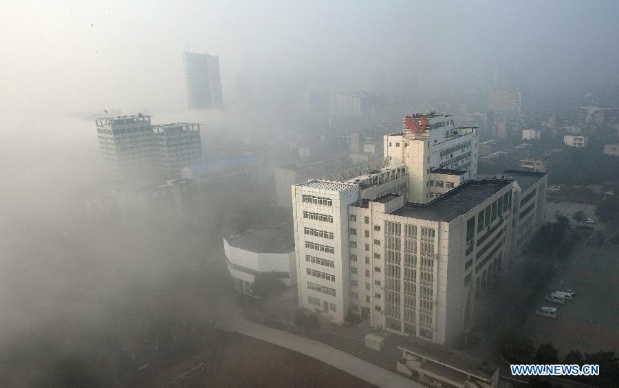 Des batiments dans le brouillard, à Wuhan, capitale de la province du Hubei (centre), le 12 janvier 2013.