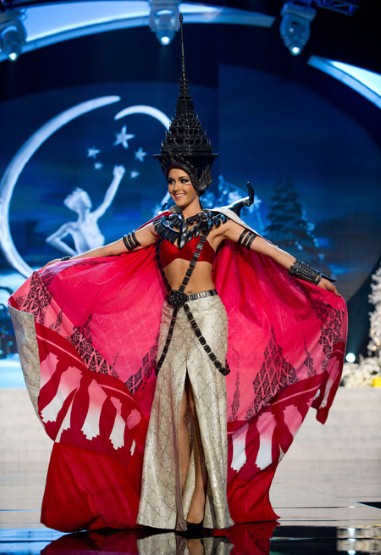 Les candidates de Miss Univers présentent des robes folkloriques (5)