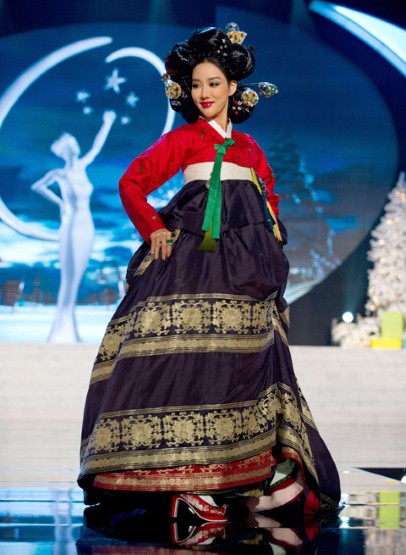 Les candidates de Miss Univers présentent des robes folkloriques (2)