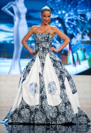 Les candidates de Miss Univers présentent des robes folkloriques (6)