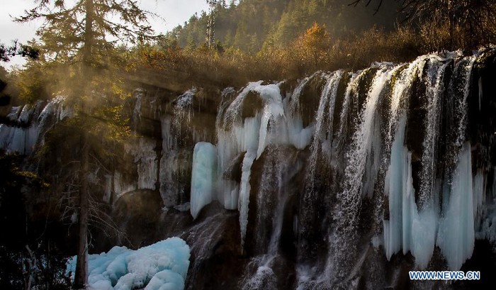 Photo prise le 19 janvier 2013 montrant de beaux paysages de l'hiver dans la vallée de Jiuzhaigou, dans la province du Sichuan (sud-ouest de la Chine)