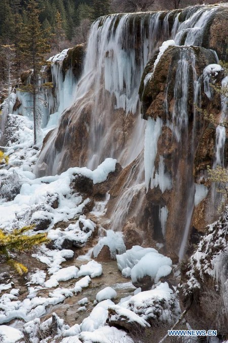 Photo prise le 19 janvier 2013 montrant de beaux paysages de l'hiver dans la vallée de Jiuzhaigou, dans la province du Sichuan (sud-ouest de la Chine)