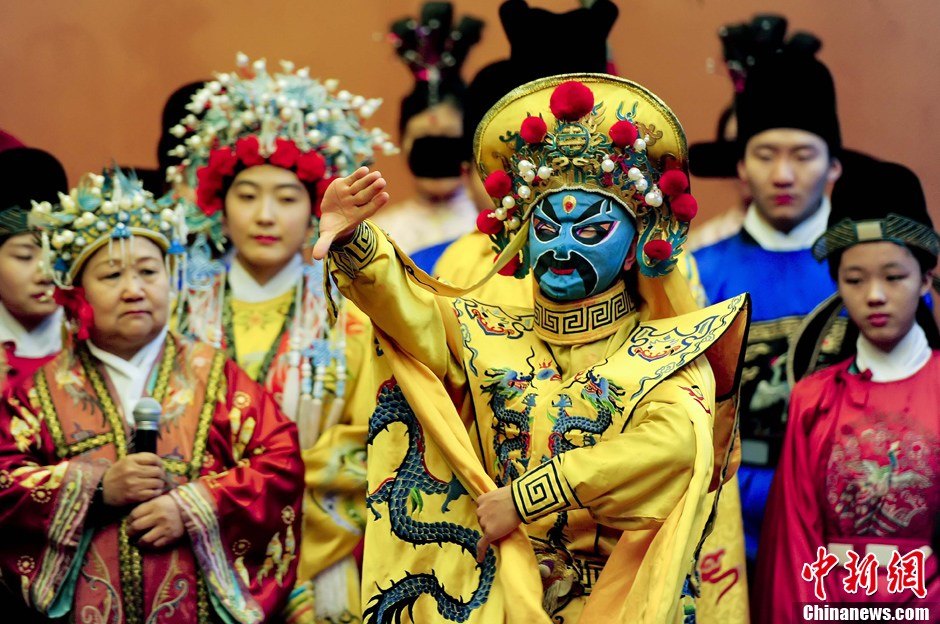 Le 23 janvier 2013 dans le jardin Daguanyuan (Jardin du Pavillon rouge) à Beijing, un acteur en pleine répétition pour son spectacle du Bian lian, l'art de changer d'expression à l'aide de masques liés à l'opéra traditionnel de la province chinoise du Sichuan. (Photo: CNS/Lu Xin)