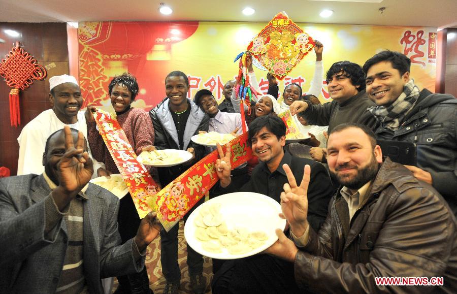 Les raviolis sont prêts ! Les étudiants étrangers sont fiers de montrer leurs réalisations, lors des activités organisées pour fêter le Nouvel An chinois à l'Université d'Agriculture de Nanjing, capitale de la province du Jiangsu en Chine. (Xinhua)