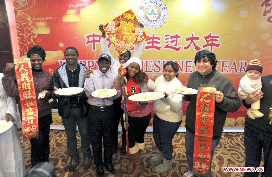 Les raviolis sont prêts ! Les étudiants étrangers sont fiers de montrer leurs réalisations, lors des activités organisées pour fêter le Nouvel An chinois à l'Université d'Agriculture de Nanjing, capitale de la province du Jiangsu en Chine. (Xinhua)