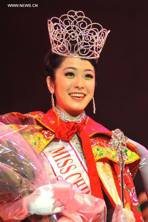 Leah Li, vainqueur de l'élection de Miss Chinatown USA 2013, lors des répétitions du spectacle à San Francisco, aux états-Unis, le 15 février 2013. Le concours Miss Chinatown USA 2013 s’est clos le 16 février. (Xinhua / Liu Yilin)