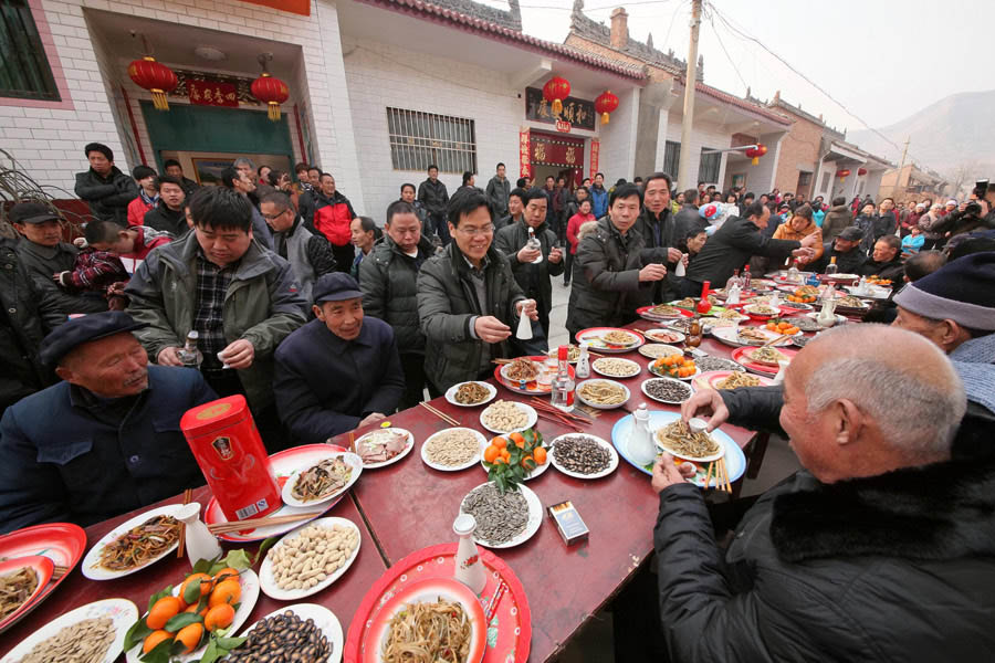 Les citoyens agés du village de Shenxi du Comté de Heyang, dans la Province du Shaanxi, dans le Nord-Ouest de la Chine, lors d'un banquet annuel le 10 février 2013. [Photo Li Xinmin / China Daily]