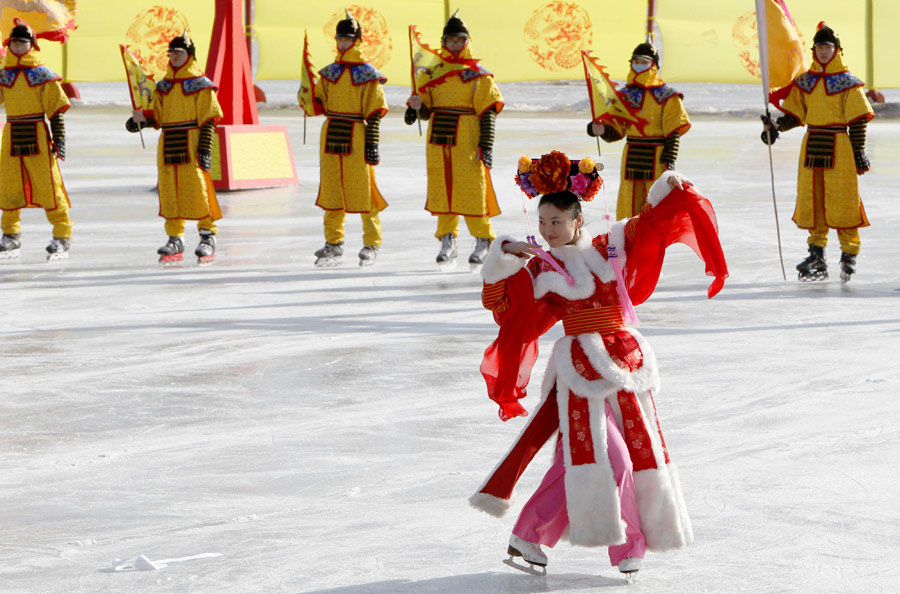 Une femme vêtue dans un style ancien danse sur un lac gelé du Parc Yuanmingyuan, recréant une scène de la série télévisée chinoise populaire ? La légende de la concubine Zhen Huan ?, le 12 février 2013. [Photo Zhang Zihong / China Daily]