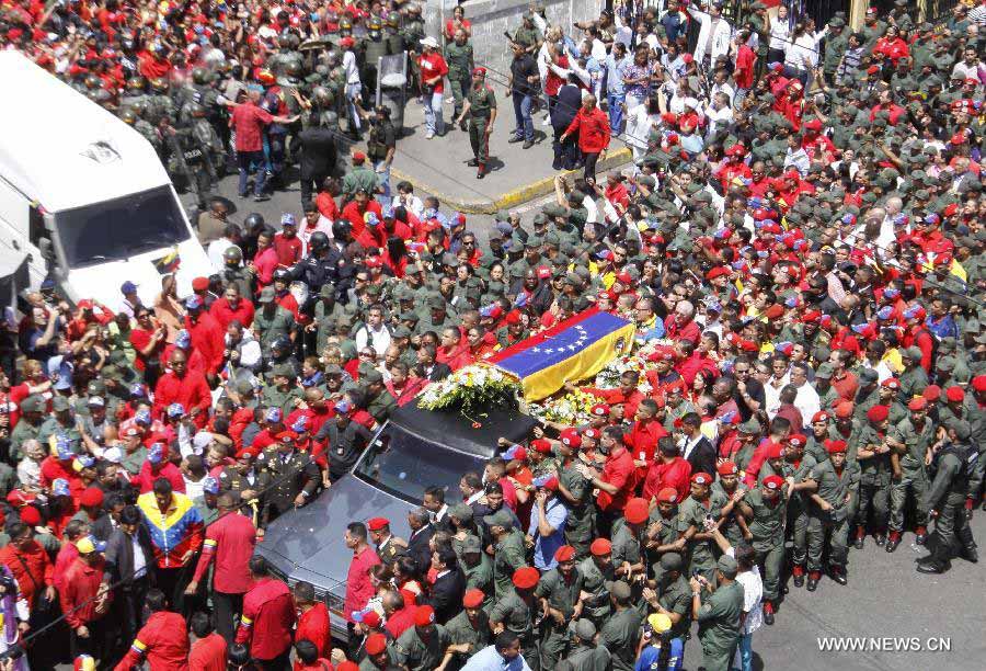 Le 6 mars 2013 à Caracas, capitale vénézuélienne, des membres de la Garde nationale vénézuélienne forment une barrière de sécurité pour contenir la foule des deux c?tés du cortège funéraire de leur défunt président Hugo Chvez. (Xinhua/Juan Carlos Hernandez)