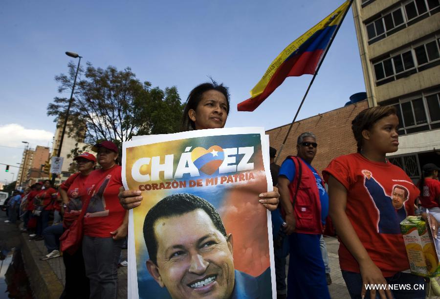 Le 6 mars 2013 dans les rues de Caracas, capitale vénézuélienne, des habitants accompagnent le cortège funéraire de leur défunt président Hugo Chavez. (Xinhua/AVN)