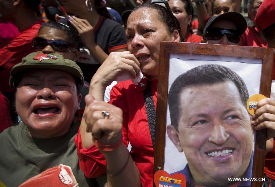 Le 6 mars 2013 dans les rues de Caracas, capitale vénézuélienne, des habitants accompagnent le cortège funéraire de leur défunt président Hugo Chavez. (Xinhua/AVN)