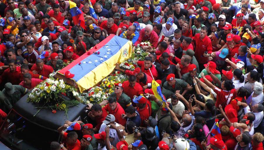 Une foule immense suit le cortège funéraire de Hugo Chavez