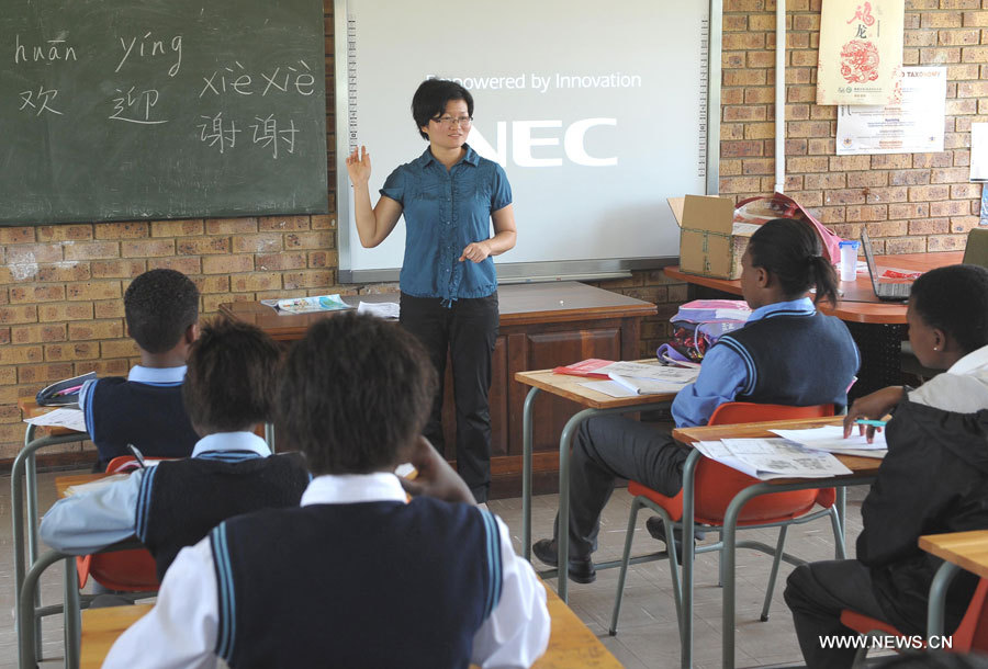 Une professeur chinoise de l'Institut Confucius, enseigne le chinois dans une école secondaire à Pretoria, en Afrique du Sud, le 25 février 2013. Ces dernières années, l'Afrique a manifesté une passion grandissante pour la langue chinoise et la demande d'ouverture d'établissements d'enseignement du chinois s'est fortement accrue. La Chine a ainsi ouvert l'Institut Confucius à l'Université de Nairobi en 2005, le premier en Afrique. Fin septembre 2012, l'Afrique comptait 31 Instituts Confucius et 5 classes Confucius, selon les dernières données.