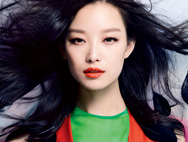 L'actrice chinoise Ni Ni pose pour un magazine