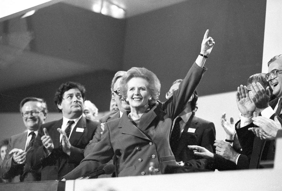 Le Premier ministre britannique Margaret Thatcher pointe le ciel comme elle re?oit une ovation debout lors de la conférence du Parti conservateur, le 13 octobre 1989. 