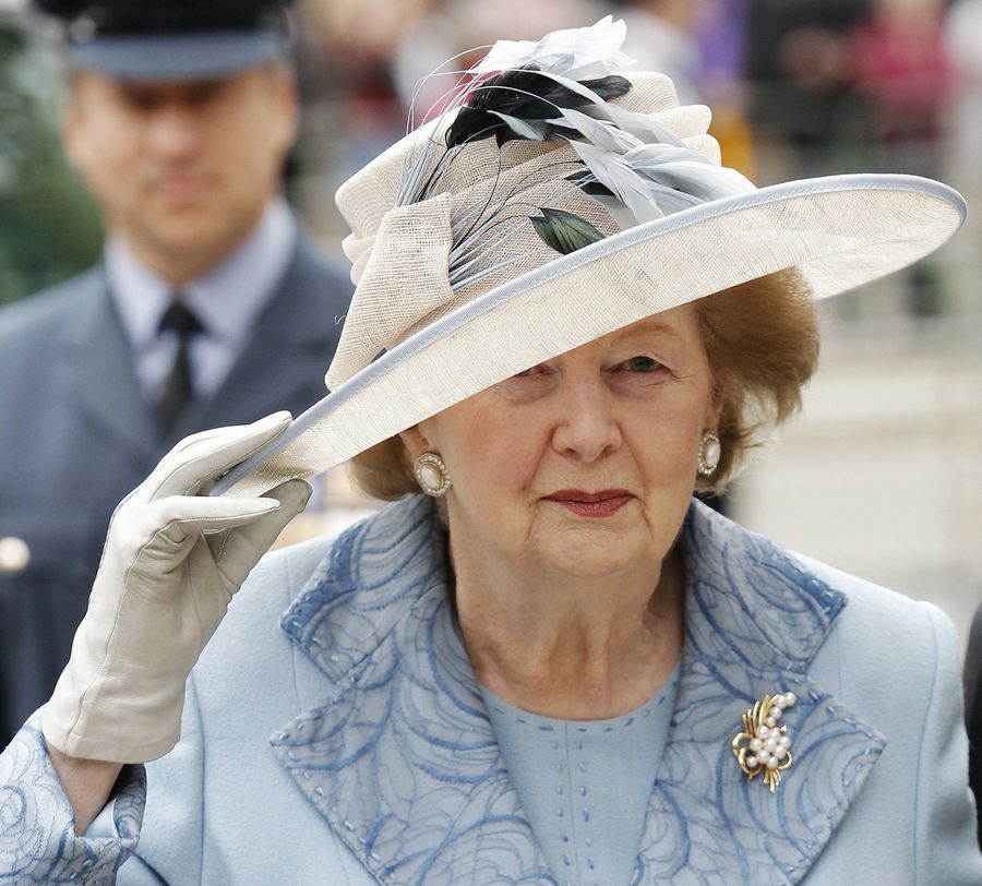 L'ancien Premier ministre britannique Margaret Thatcher arrive à un service d'action de graces et de re-consécration de la bataille d'Angleterre à l'abbaye de Westminster à Londres, le dimanche 19 septembre, 2010. 