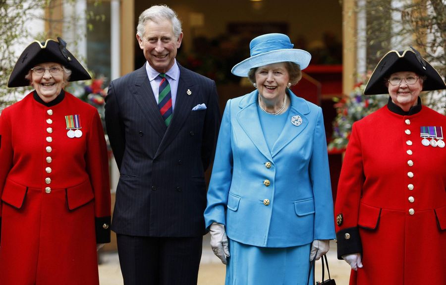 Le Prince Charles de Grande-Bretagne (2 à gauche) et l'ancien Premier ministre Margaret Thatcher (2e à droite) posent avec deux vétérans de Chelsea, Dorothy Hughes (à gauche) et Winifred Phillips alors qu'ils assistent à l'ouverture d'une nouvelle infirmerie de l'H?pital Royal de Chelsea à Londres, le 25 mars 2009.