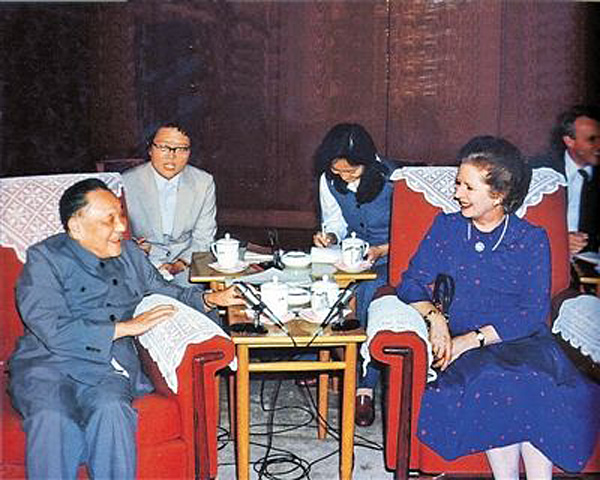 Le 24 septembre 1982, au Grand Palais du Peuple à Beijing, Deng Xiaoping a rencontré le Premier ministre britannique Margaret Thatcher, connue sous le nom de ? Dame de Fer ?. Les deux parties ont alors eu des discussions au sujet de Hong Kong.