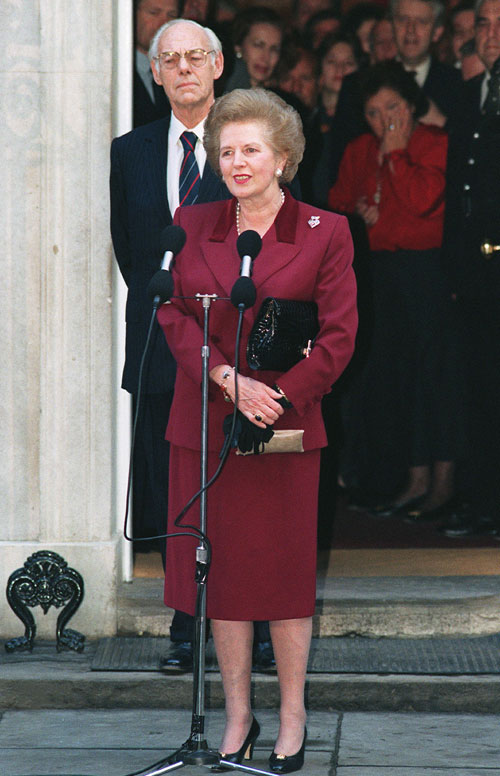 Margaret Thatcher, accompagnée de son mari Denis, s'adresse à la presse pour la dernière fois devant le 10 Downing Street avant son départ du poste de Premier ministre, le 28 novembre 1990. (Photo: Xinhua/AFP)