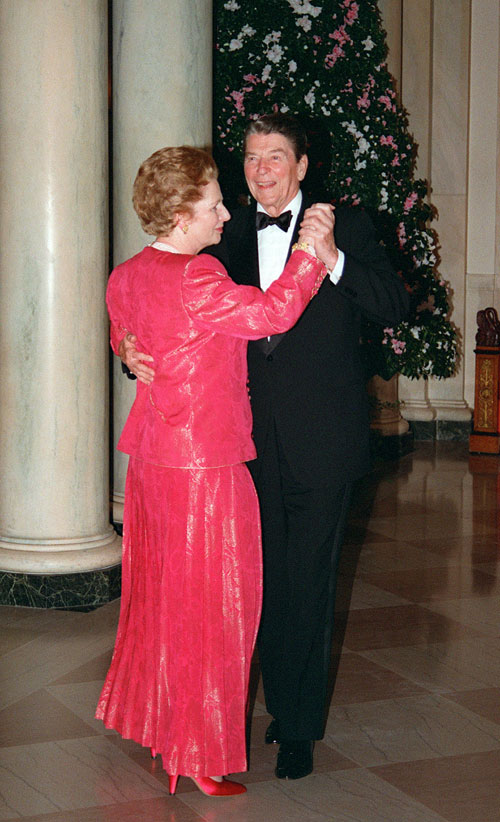 La Première ministre britannique Margaret Thatcher danse avec le président américain Reagan dans la Maison blanche aux Etats-Unis, le 16 novembre 1988. (Photo: Xinhua/AFP)