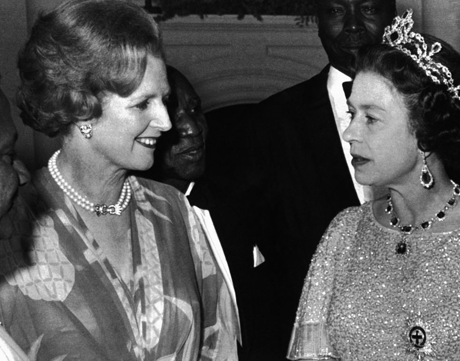 La Reine Elizabeth II rencontre la Première ministre britannique, Margaret Thatcher (à gauche), lors d'une réception pour les 39 chefs de délégations qui participent à la Conférence du Commonwealth à Lusaka, en Zambie, le 1er ao?t 1979. (Photo: Xinhua/AP)