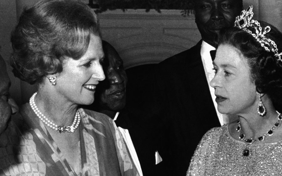 La Reine Elizabeth II rencontre la Première ministre britannique, Margaret Thatcher (à gauche), lors d'une réception pour les 39 chefs de délégations qui participent à la Conférence du Commonwealth à Lusaka, en Zambie, le 1er ao?t 1979. 