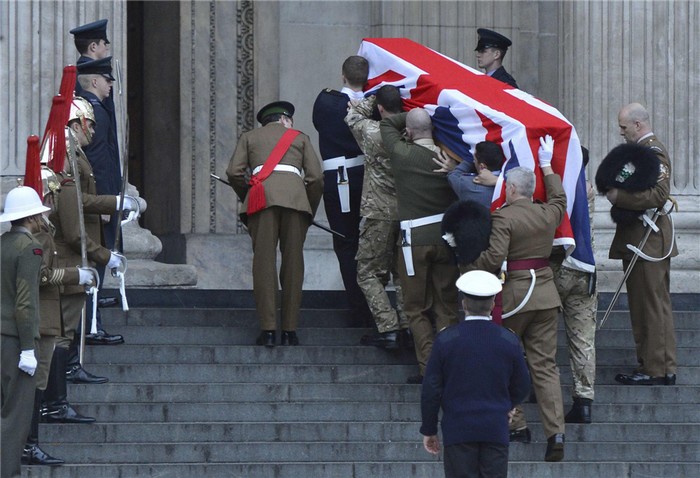 Des visiteurs assis dans la Cathédrale  Saint-Paul, dans la City de Londres le 15 avril 2013. [Photo / Agences]