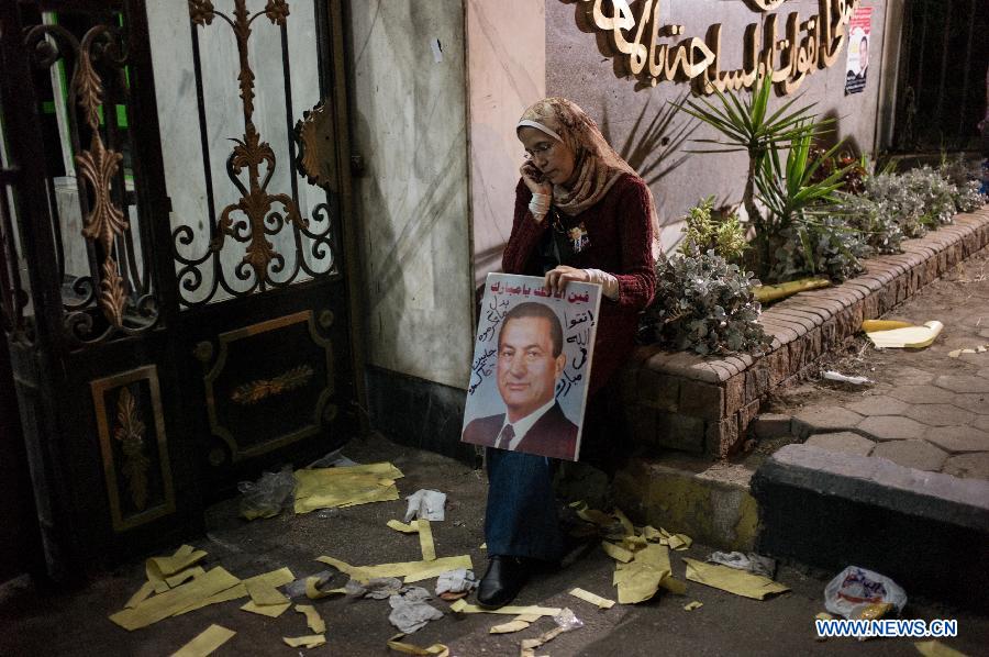 Une partisane de l'ancien égyptien président Hosni Moubarak manifeste en dehors de l'h?pital militaire Maadi, le 17 avril au Caire