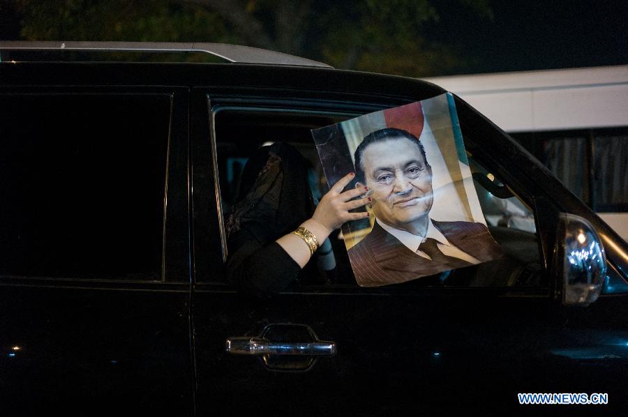 Un partisan de l'ancien égyptien président Hosni Moubarak manifeste en dehors de l'h?pital militaire Maadi, le 17 avril au Caire