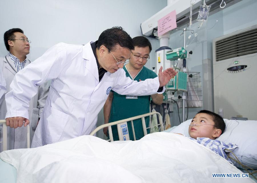 Le Premier ministre chinois Li Keqiang à l'H?pital West China, le 21 avril.