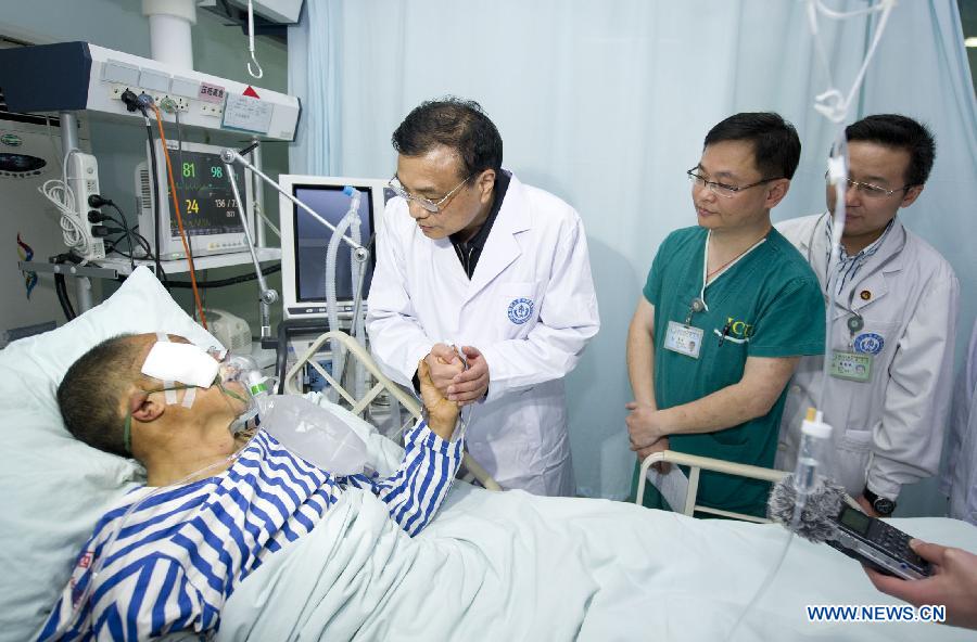 Le Premier ministre chinois Li Keqiang à l'H?pital West China, le 21 avril.