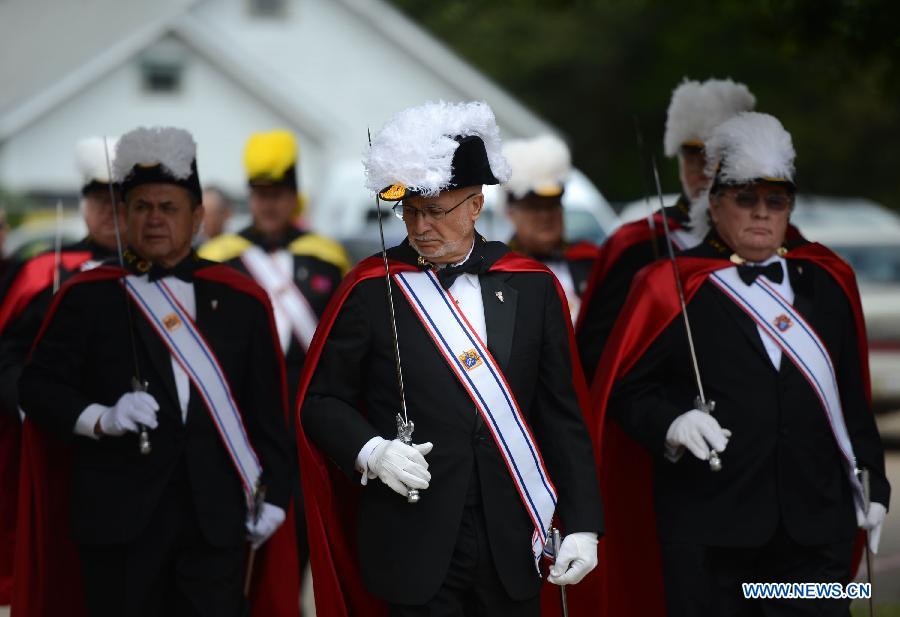 Le 21 avril 2013 dans une église à West au Texas aux Etats-Unis, des membres des Knights of Columbus (Chevaliers de Colomb), l'une des plus grandes organisations catholiques de bienfaisance, participent à une cérémonie commémorative organisée en hommage aux victimes de l'explosion survenue dans une usine d'engrais. (Photo : Xinhua/Wang Lei)