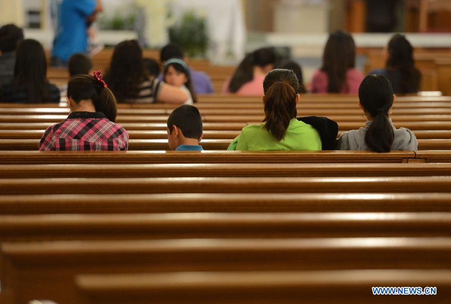 Le 21 avril 2013 dans une église à West au Texas aux Etats-Unis, les habitants participent à une cérémonie commémorative organisée en hommage aux victimes de l'explosion survenue dans une usine d'engrais. (Photo : Xinhua/Wang Lei)