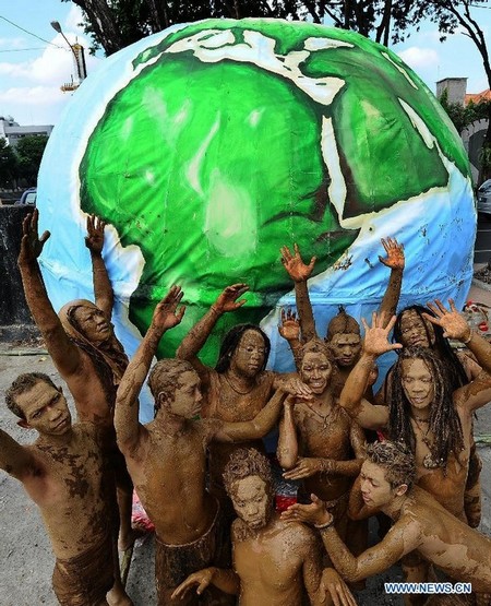 Des activistes environnementaux participent à une parade pour célébrer la 43e édition de la Journée mondiale de la terre à Surabaya, en Indonésie, le 22 avril 2013.(Xinhua/Liang Sen)