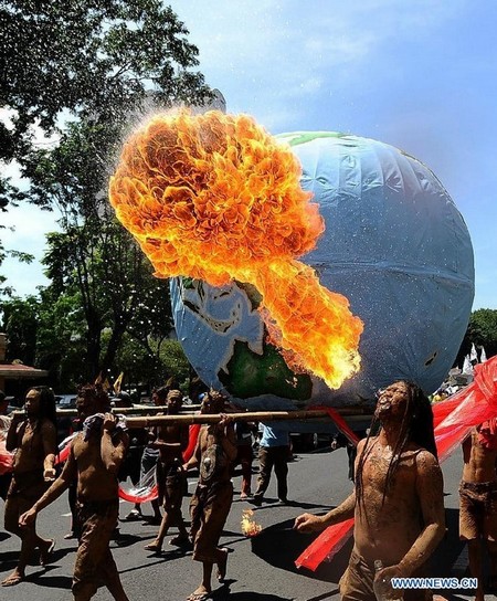 Des activistes environnementaux participent à une parade pour célébrer la 43e édition de la Journée mondiale de la terre à Surabaya, en Indonésie, le 22 avril 2013.(Xinhua/Liang Sen)