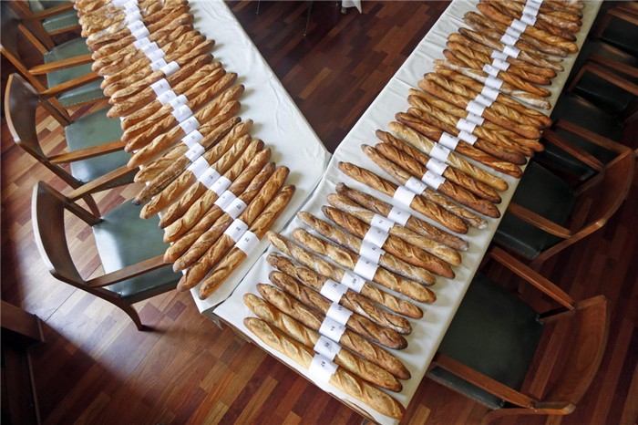 Les baguettes, pains fran?ais, sélectionnés dans la compétition pour le ?Grand Prix de la Baguette de la Ville de Paris? (meilleure baguette de Paris 2013) sont exposées sur la table lors du prix annuel à la Chambre Professionnelle des Artisans Boulangers Patissiers à Paris, le 25 avril 2013.[Photo/agences]