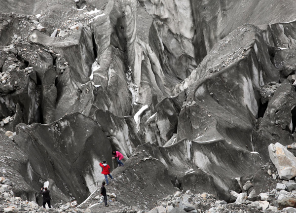 Des touristes sur le site de Hailuogou, dans la Province du Sichuan, le 26 avril. [Photo / Xinhua]