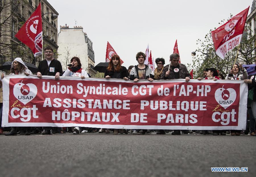 Des manifestants marchent dans les rues lors de la manifestation annuelle du 1er mai à Paris. (Xinhua/Etienne Laurent)